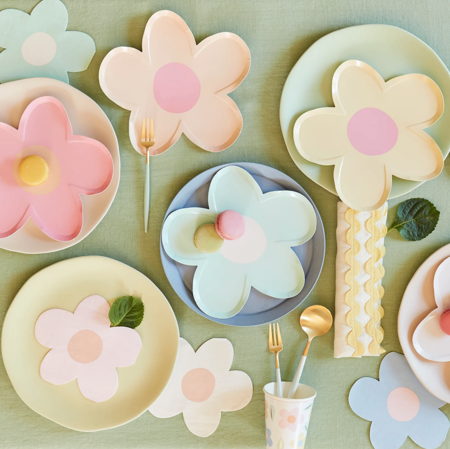 Daisy shaped party plates